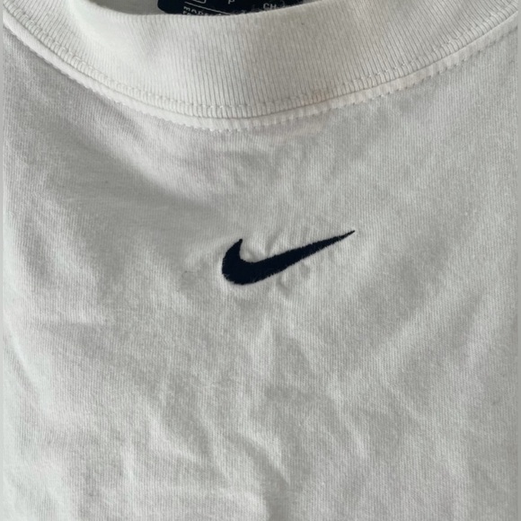 ASOS Nike essential boyfriend t-shirt in white - Picture 6 of 9